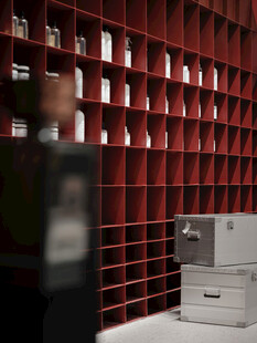 红色书架前的办公场景