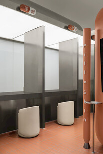 现代风格公共卫生间隔间