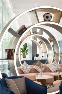 环形书架打造创意阅读空间