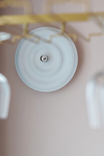 白色烟雾报警器特写