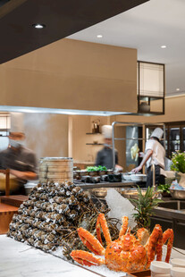 自助餐厅内的丰盛海鲜美食