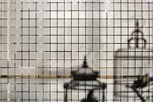 复古窗棂后的建筑景致