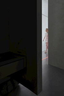 门后空间神秘隐约人影