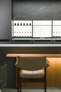 简约吧台座椅与酒架设计