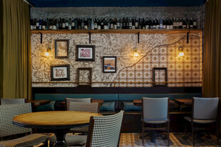 复古风餐厅室内温馨场景