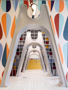 多彩几何造型的建筑通道