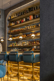 时尚酒吧内景与酒架陈设