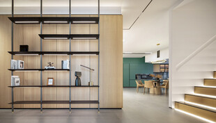 现代简约风室内楼梯与置物架