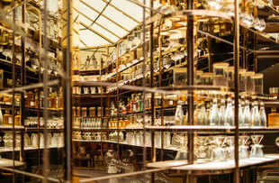 琳琅满目的酒架陈列