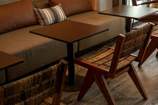 温馨咖啡馆内的桌椅布置