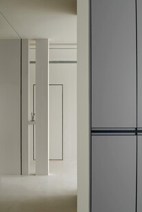 简约风格室内的衣柜与冰箱