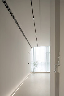 简约明亮的空旷走廊空间