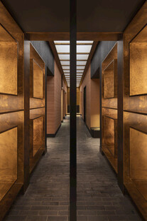 现代风格狭长木质走廊空间