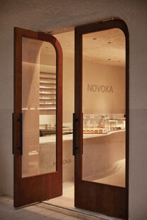 双开木质玻璃门室内场景