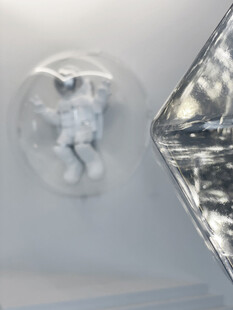 汽车车头受损凹陷特写