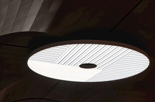 简约圆形吸顶灯特写