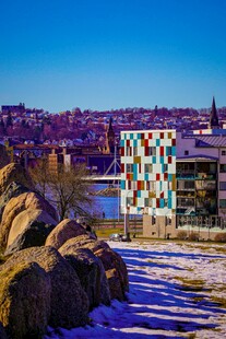 冬日河畔多彩建筑景观