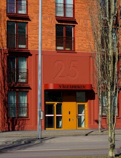 红砖建筑的橙黄大门