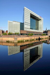 现代建筑临水倒影景观