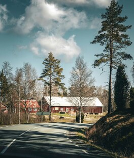 乡村公路旁的宁静农舍