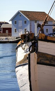 港湾中的船只与岸边小屋