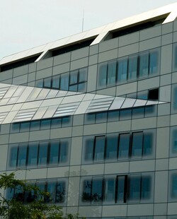 现代风格玻璃幕墙办公楼