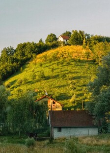 乡村山坡上的静谧小屋