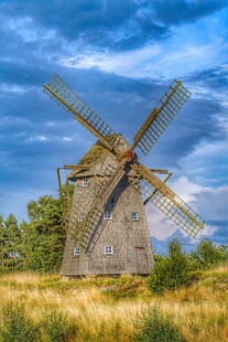 古老风车矗立金黄田野间