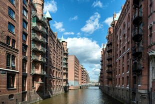 河畔红砖建筑风景