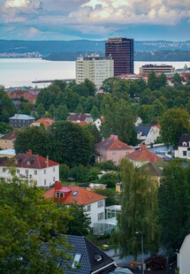 城市景观中的多彩建筑与水域