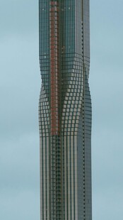 高耸入云的现代摩天大楼