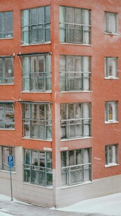 红砖建筑的多层阳台景观