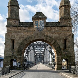 古老石拱门建筑景观