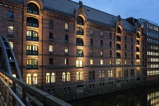 河畔灯火通明的欧式建筑