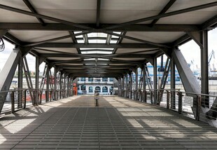 现代风格的户外长廊建筑