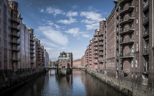 河畔城市建筑景观