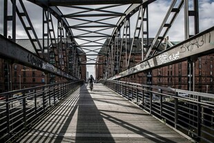 铁桥漫步道 一人独前行