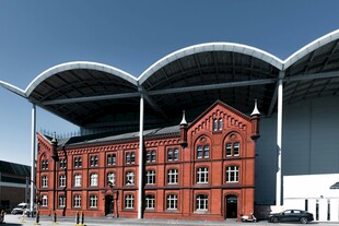 红砖建筑与现代弧形屋顶