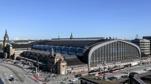 城市中的大型火车站景观