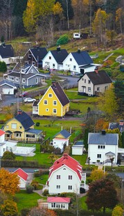 秋日山间彩色小屋风景