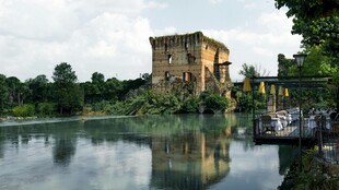 湖畔古老建筑倒影美景