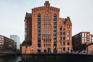 河畔红砖建筑景观