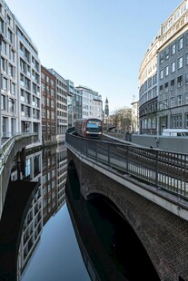 城市河道旁的建筑与桥梁