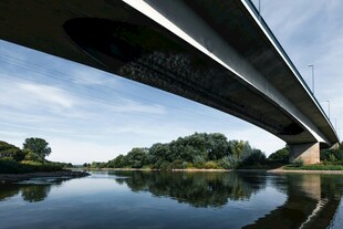 河畔桥梁倒影美景