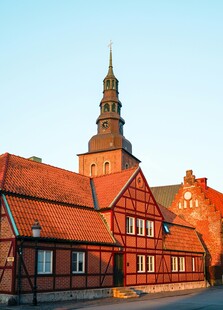 北欧风格红顶建筑景观