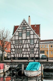 河畔古朴木筋墙建筑景观