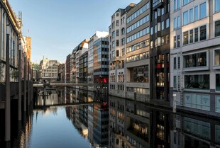 城市水道旁的现代建筑景观