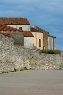 古老石墙旁的特色建筑