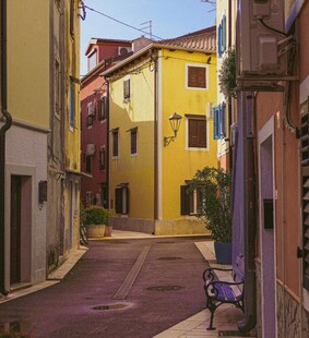 色彩斑斓的 洲小巷景致