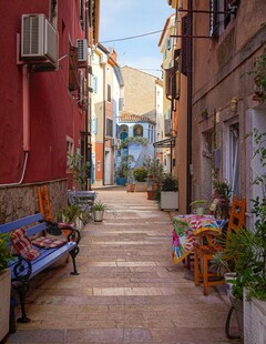 地中海风情的狭窄彩色小巷